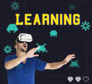 Adam visualiaing gerçeklik Gadget'ı kullanma 