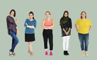 gülümseyen ve satırda duran kadın