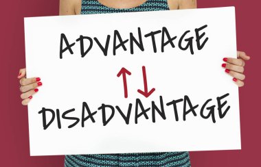 Kadın afişini tutar 