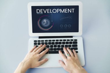 Dizüstü bilgisayarda yazan kadın klavyesi