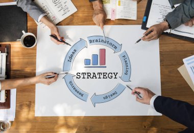 Eller iş adamları tablo üzerinde 