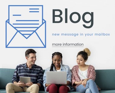 Arkadaşlar dijital cihazlar kullanarak 