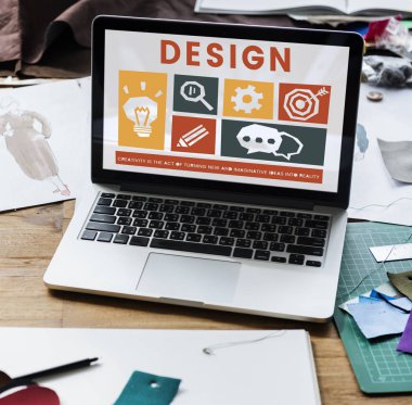 Açık çalışma tablosu üstünde laptop