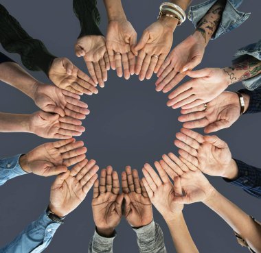 İnsanlar el ele tutusun