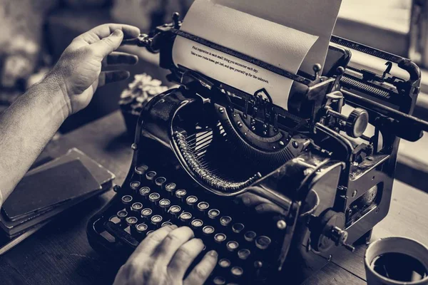Férfi kezek gépelés vintage írógépen — Stock Fotó
