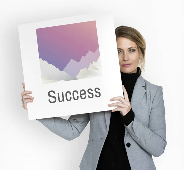 Biznes kobieta trzyma afisz — Zdjęcie stockowe