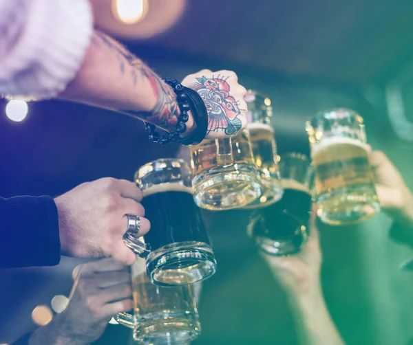 Insanlar bira ile parti kutlamak — Stok fotoğraf