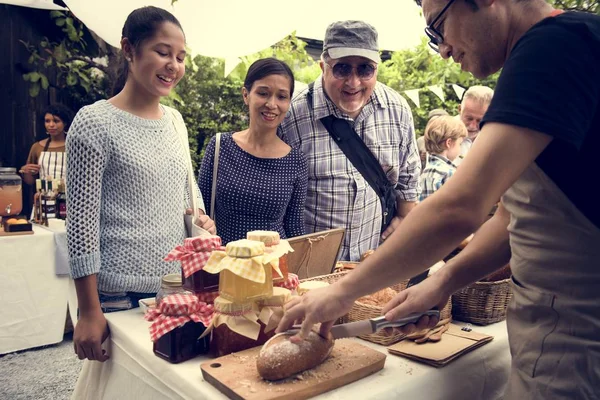 Pessoas no festival de comida local — Fotografia de Stock