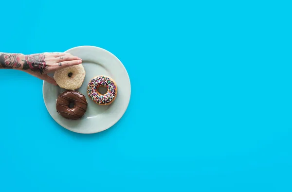 Elegir a mano variedad de donas — Foto de Stock