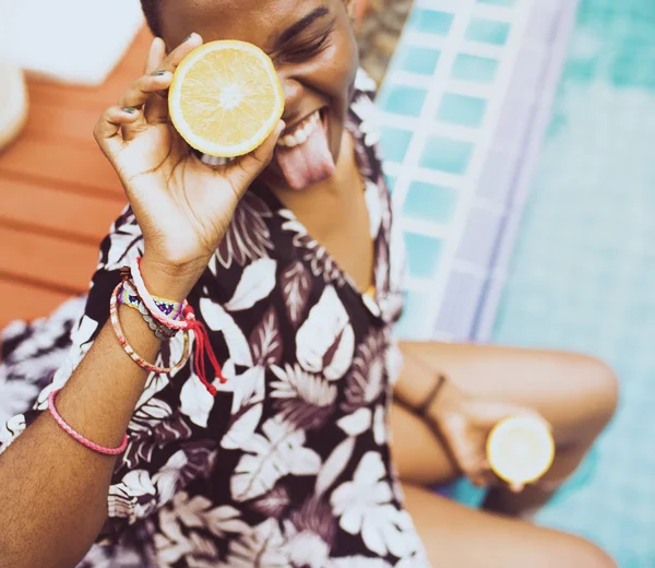 Donna africana con limone — Foto Stock