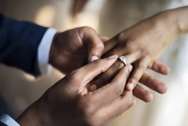 Bräutigam steckte Ehering an Braut — Stockfoto