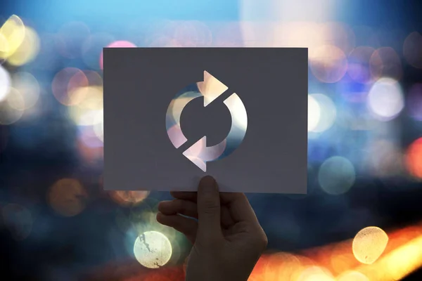 Ruka drží karty s řezbou symbolu — Stock fotografie