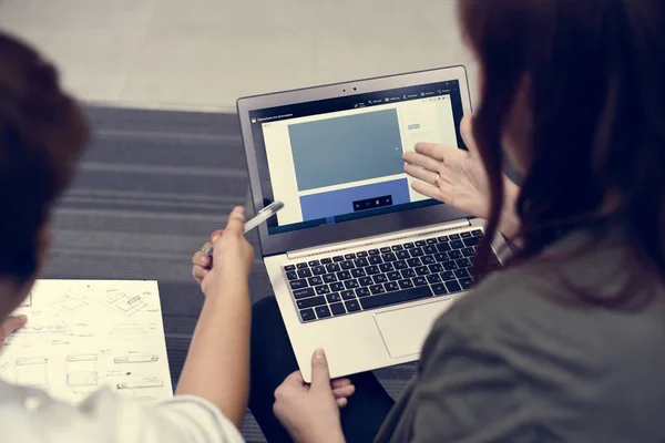 People using laptop at work — Stock Photo, Image