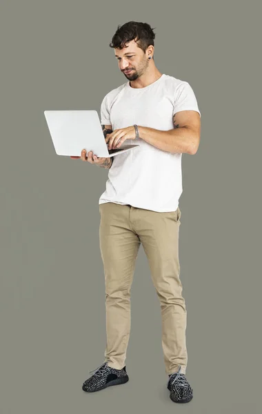 Tampan pria menggunakan laptop — Stok Foto
