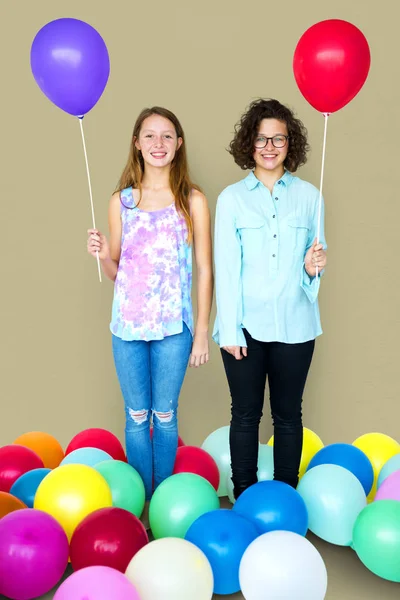 Mulheres segurando balões — Fotografia de Stock