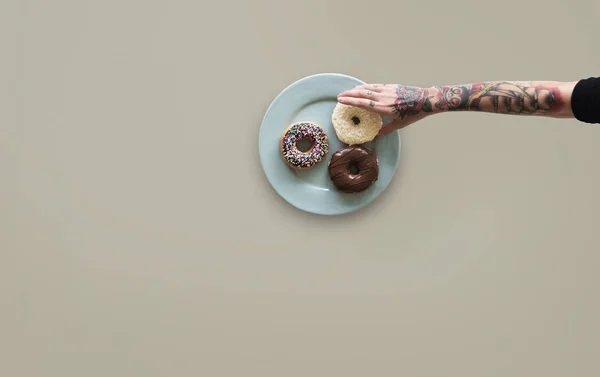 Elegir a mano variedad de donas — Foto de Stock