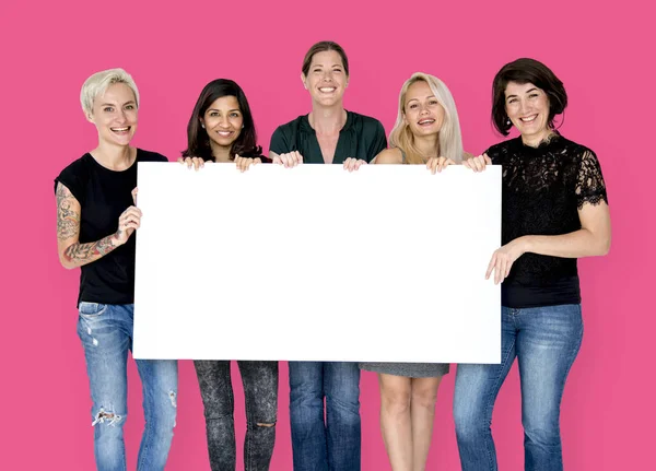 Mujeres sosteniendo pancarta de papel — Foto de Stock