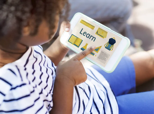 Africana niña navegando móvil — Foto de Stock