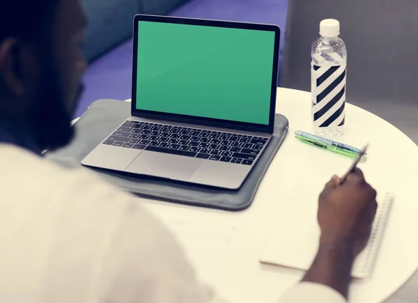 Afrikaanse man met laptop — Stockfoto