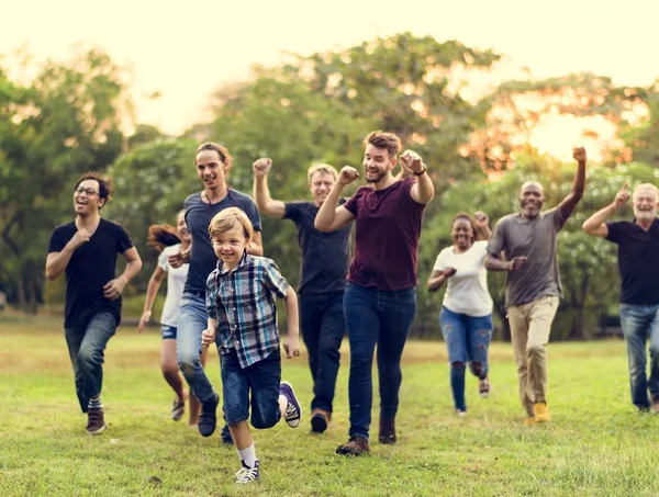 Människor går samman — Stockfoto