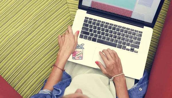 Mulher usando laptop no trabalho — Fotografia de Stock