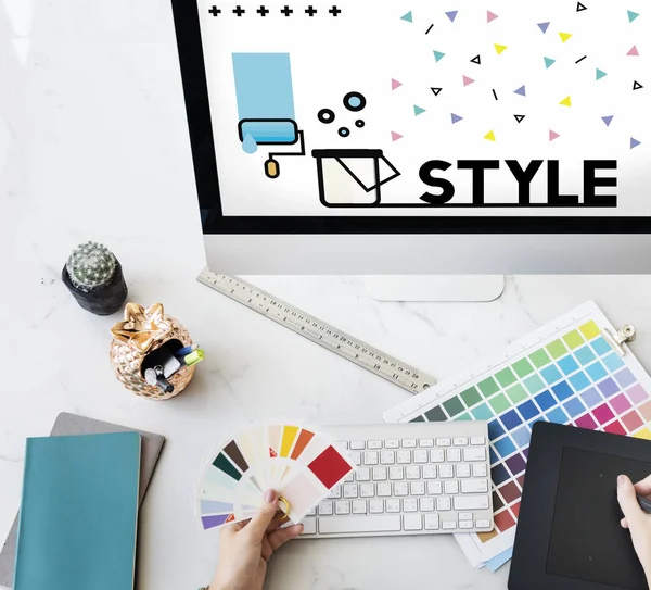 bilgisayar masasında çalışan tasarımcı