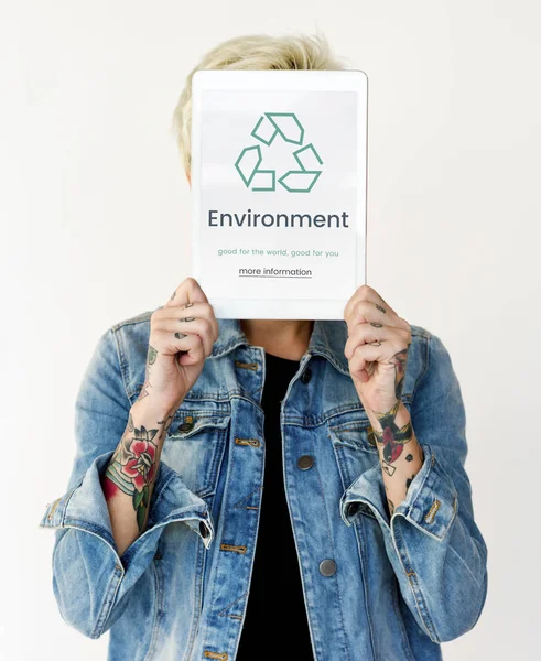 Dövmeli kadın yüz kapsayan