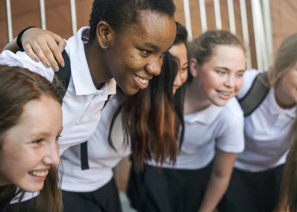 Skupina studentů choulí dohromady — Stock fotografie