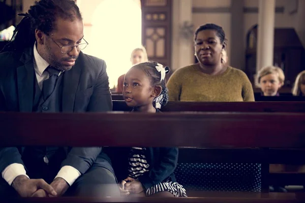 Familia rezando en la Iglesia —  Fotos de Stock