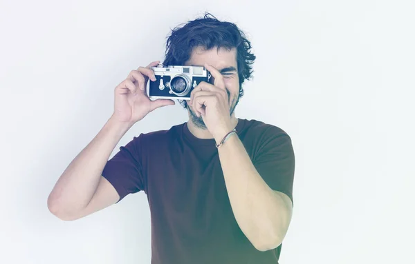Mężczyzna, trzymając aparat w studio — Zdjęcie stockowe