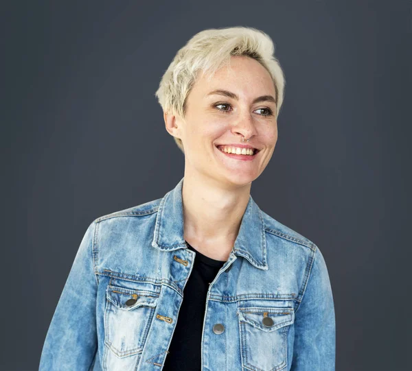 kısa sarı saçlı kadın