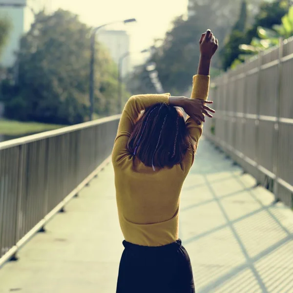 Femme en pull jaune — Photo