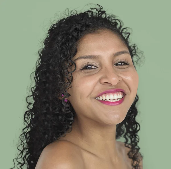 Mujer joven con el pelo rizado — Foto de Stock