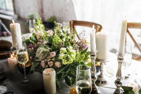 Restoran hizmeti ayarı ile tablo