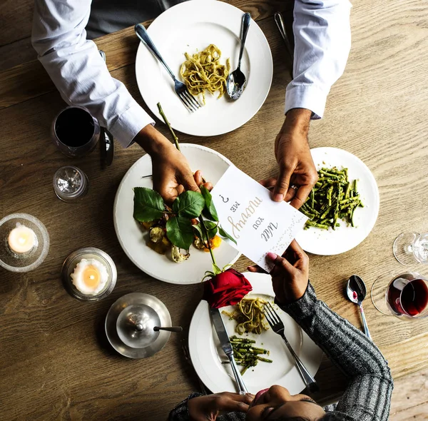 Adam kadına gül çiçek vererek