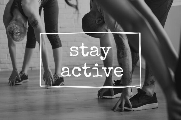 Молодые люди занимаются йогой
