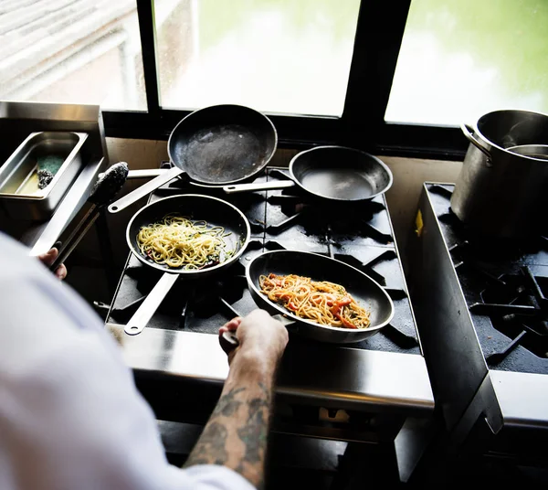 Chef cooking spagetti — Zdjęcie stockowe