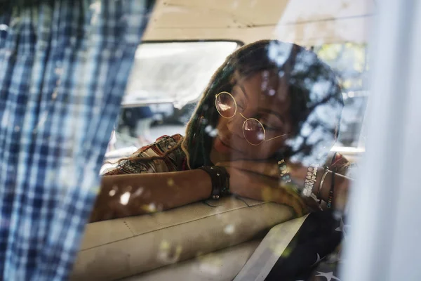 Frau macht Mittagsschlaf im Lieferwagen — Stockfoto