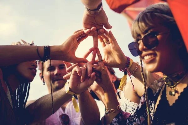 Amigos haciendo las manos como signo de paz — Foto de Stock