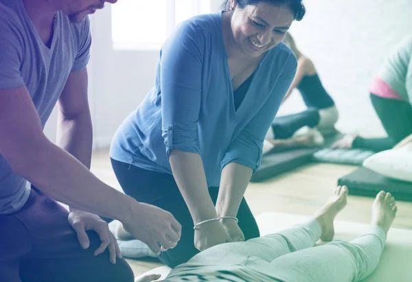 Personer på massera utbildning lektion — Stockfoto