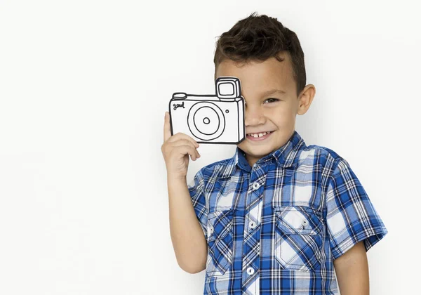 Jongen holding papier camera — Stockfoto
