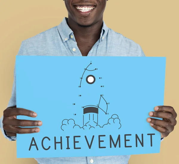 Homem sorrindo e segurando banner anúncio — Fotografia de Stock