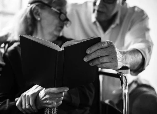 Homem e mulher lendo livro — Fotografia de Stock