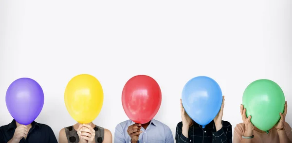 Orang-orang berdiri dengan balon — Stok Foto