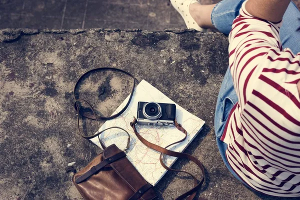 Reisende Frau mit Fotokamera — Stockfoto