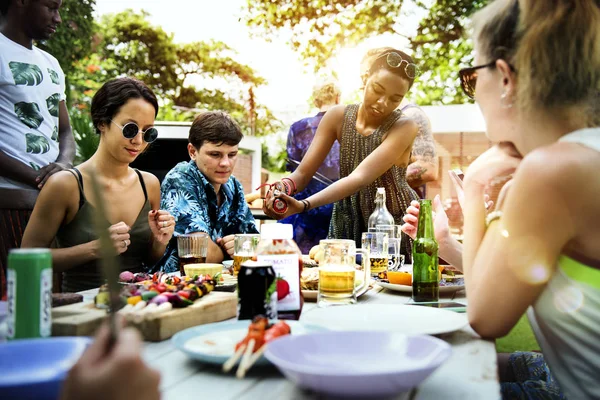 Amici che mangiano barbecue — Foto Stock