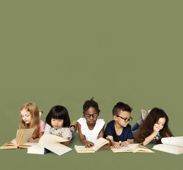 Niños leyendo libros — Foto de Stock