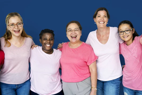 Mujeres abrazando en estudio — Foto de Stock