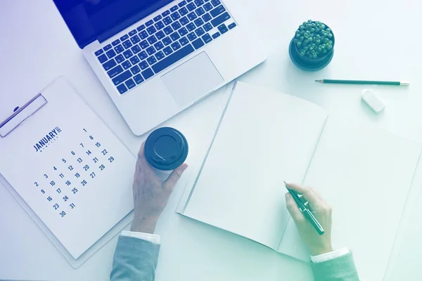 Empresario tomando notas en cuaderno — Foto de Stock