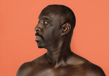 Dalgın Afrikalı-Amerikalı adam